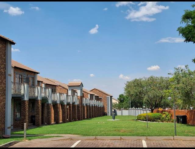 2 BEDROOM APARTMENT FOR SALE IN MOOIKLOOF RIDGE ESTATE